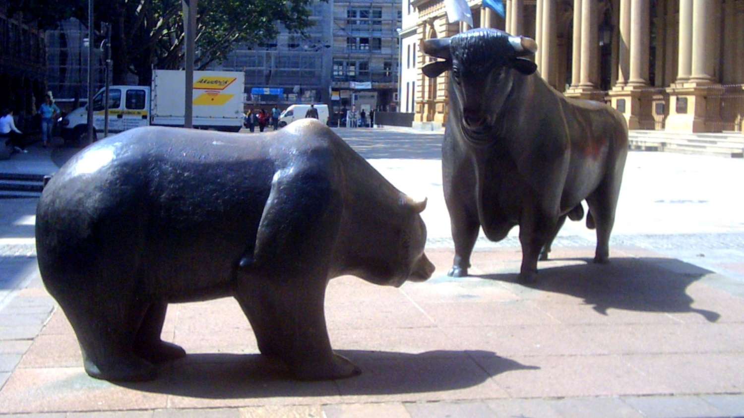 Bulle und Bär vor der Frankfurter Wertpapierbörse, Börsenbericht zu DAX, Wall Street und Notenbanken