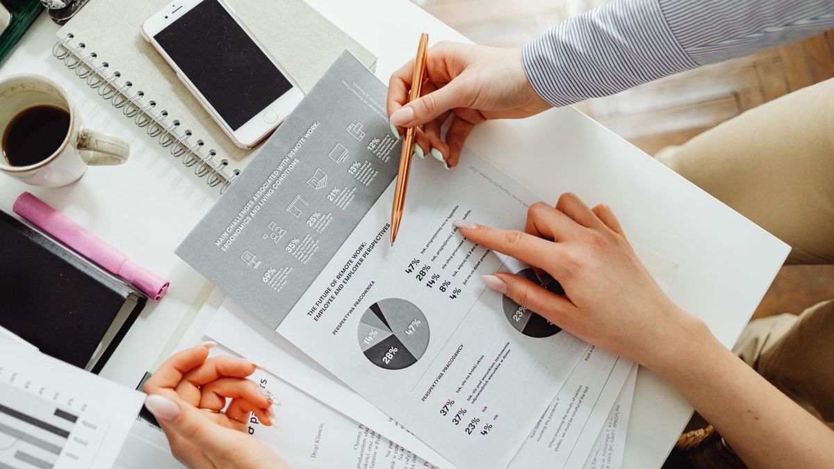 finanzen.net zero Konditionen: Finanzunterlagen mit Diagrammen auf dem Tisch