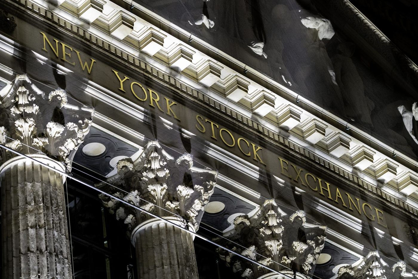Fassade der New York Stock Exchange an der Broad Street bei Nacht