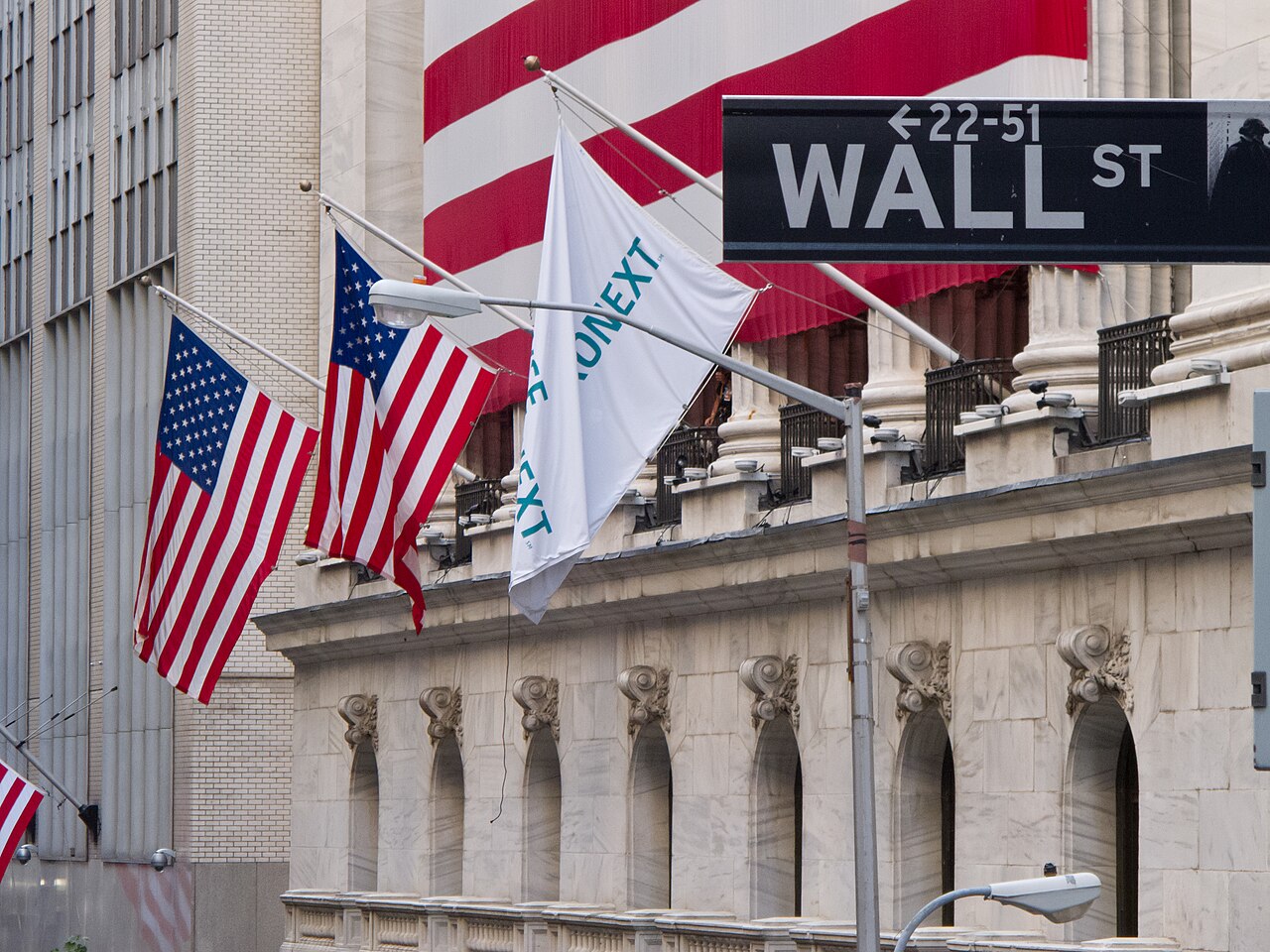 Gebäude der New York Stock Exchange an der Wall Street, Nasdaq und S&P 500 im Plus