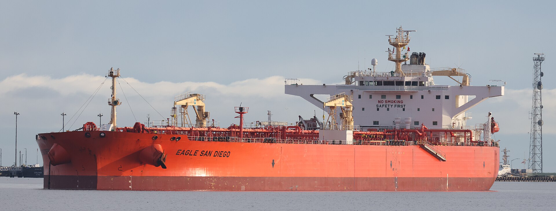 Roter Rohöltanker auf dem Wasser, Symbolbild für steigende Frachtraten und den Ölpreis 2026