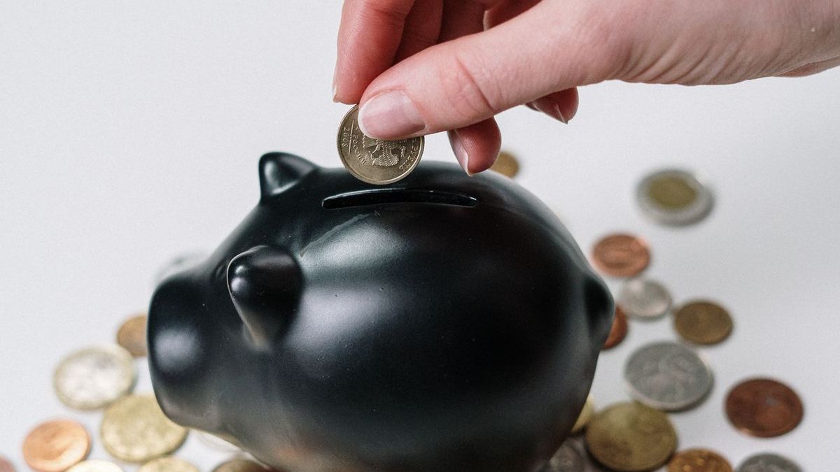 Scalable Capital Konditionen beim Sparplan: Münze wird in Sparschwein gesteckt