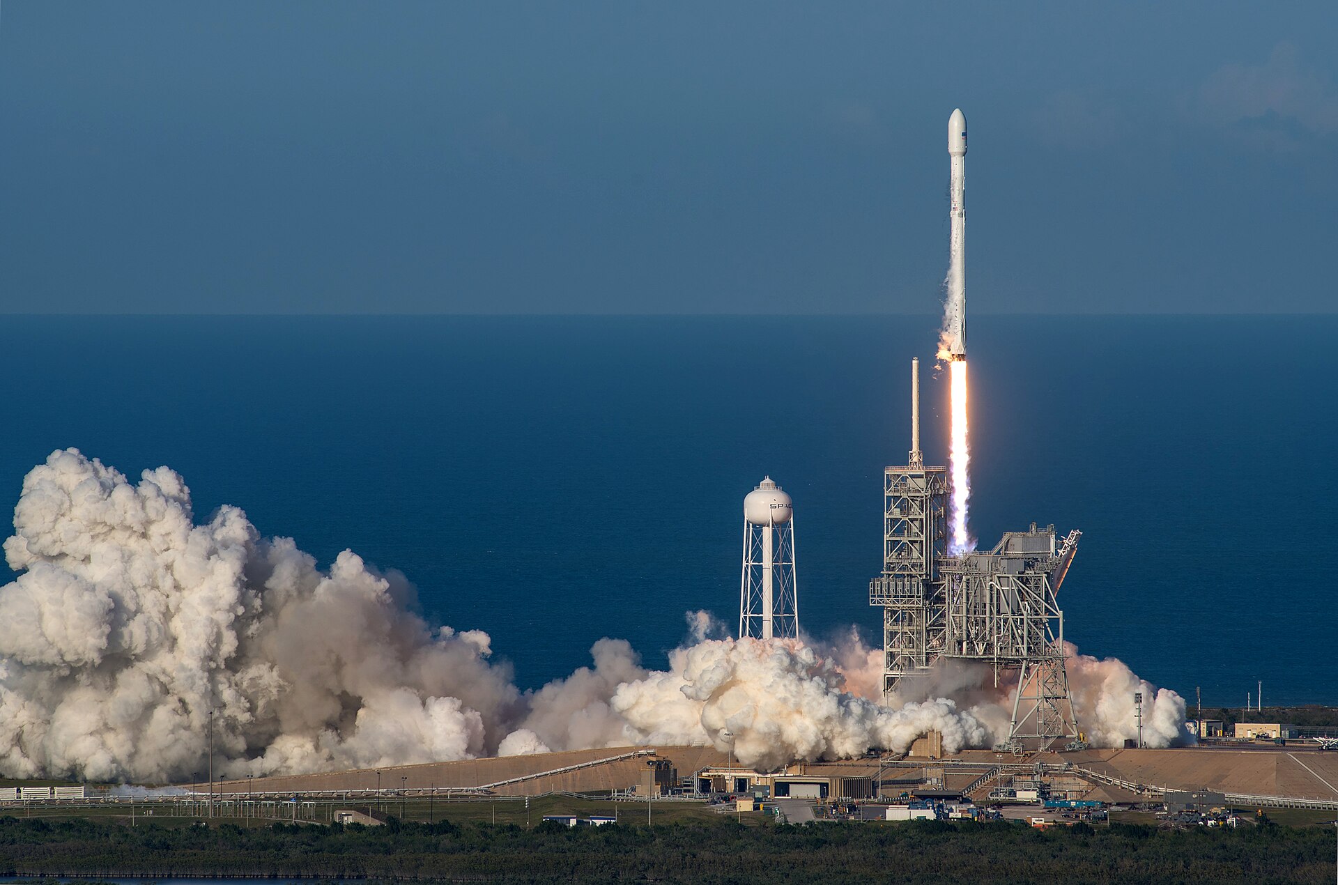 Start einer SpaceX Falcon 9 Rakete (Mission SES-10)