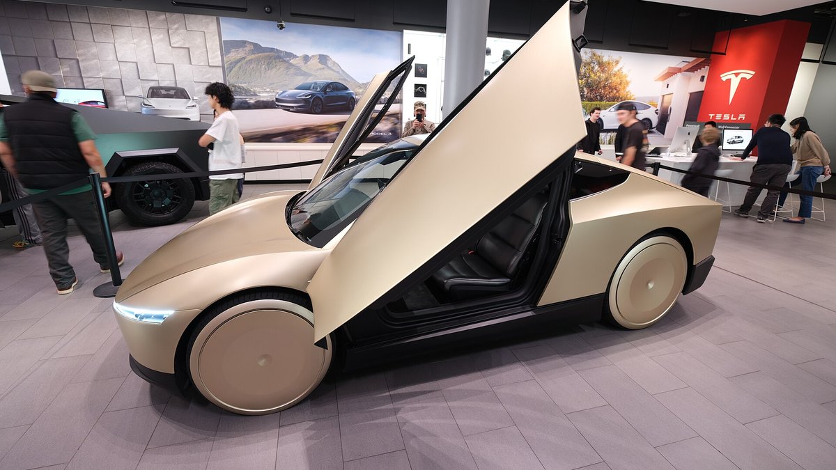 Tesla Cybercab – Robotaxi ohne Lenkrad und Pedale Tesla Cybercab Robotaxi mit geöffneten Flügeltüren, Tesla Quartalszahlen Q3 2026