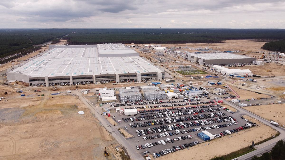 Tesla Gigafactory Berlin-Brandenburg in Grünheide aus der Luft Luftbild der Tesla Gigafactory Berlin-Brandenburg in Grünheide, Model-Y-Werk mit Rekordproduktion