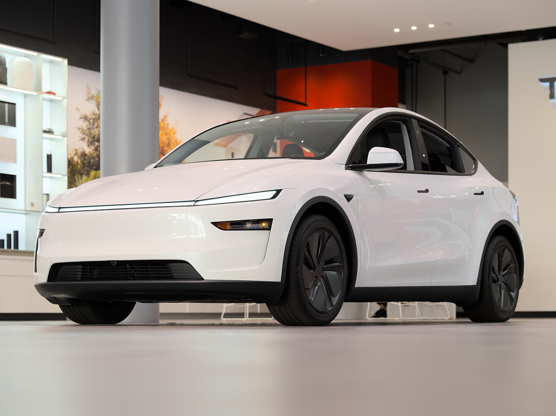 Tesla Model Y (2025) auf einer Straße